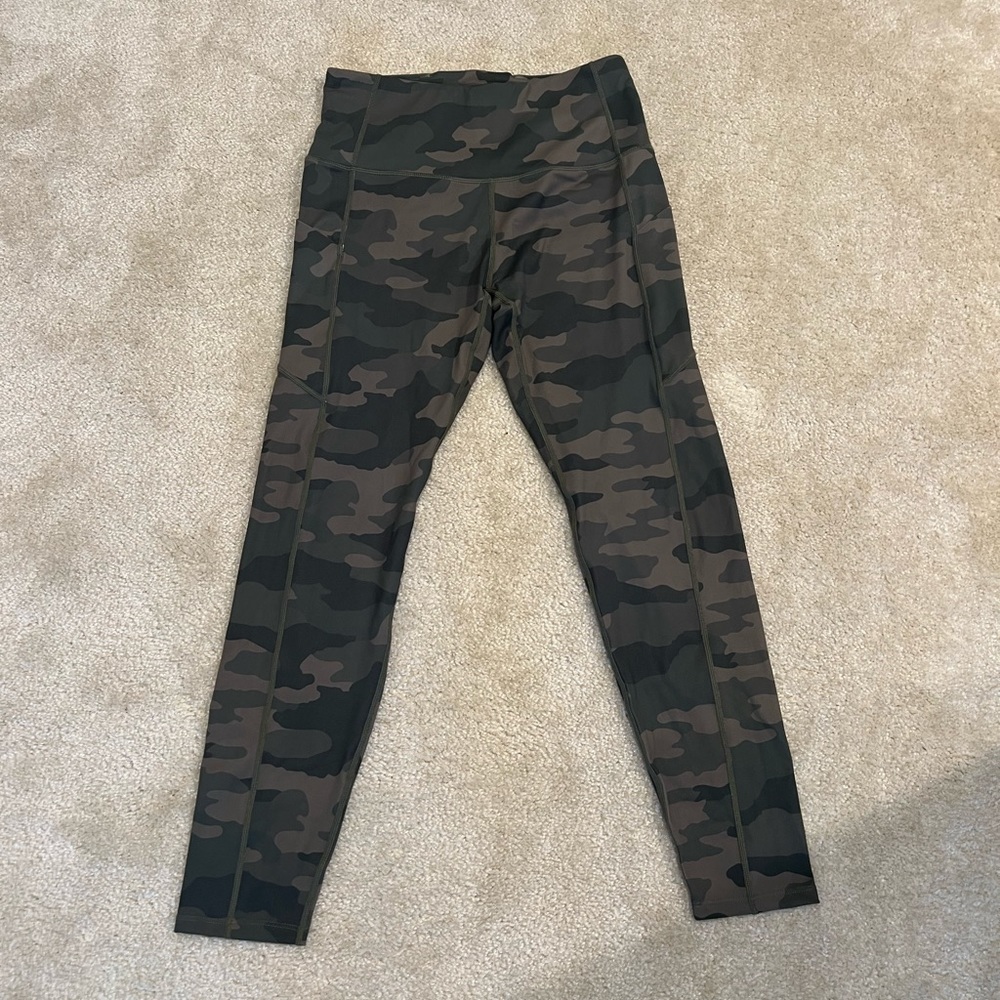 Camo print long pant leggings. NWOT, size M